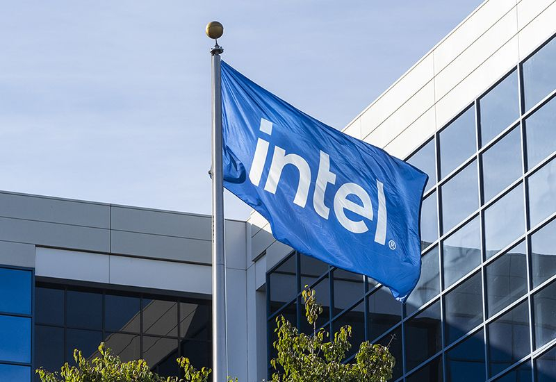 От исторического максимума 2000 года курс акций Intel отделяют всего 8 %