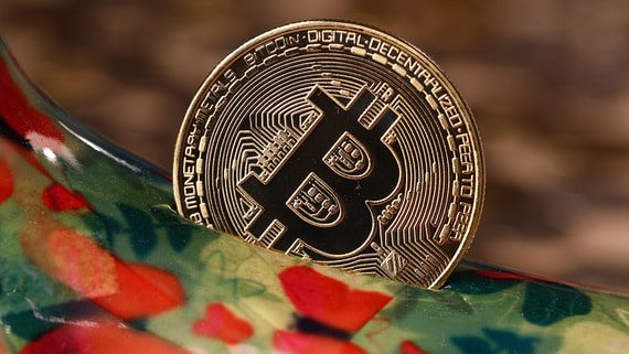 Почему биткойн продолжает падать