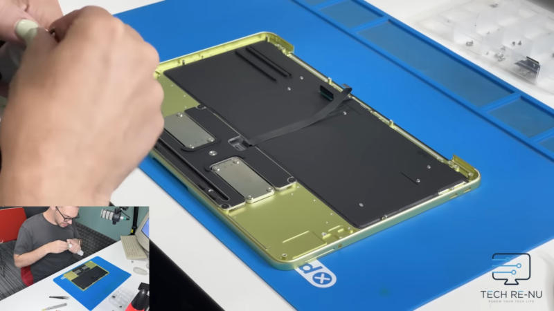 Разборка Apple MacBook Neo оказалась на удивление простой — даже батарея не приклеена