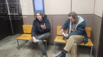Суд арестовал на 15 суток заблокировавших вход в офис Роскомнадзора в Москве