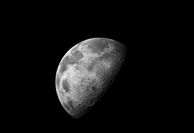 Илон Маск собирается строить спутники для инфраструктуры ИИ на Луне и запускать их с помощью огромной катапульты