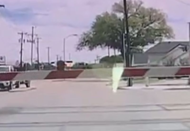 Автопилот едва не завёл Tesla под поезд, прорвавшись через закрытый шлагбаум