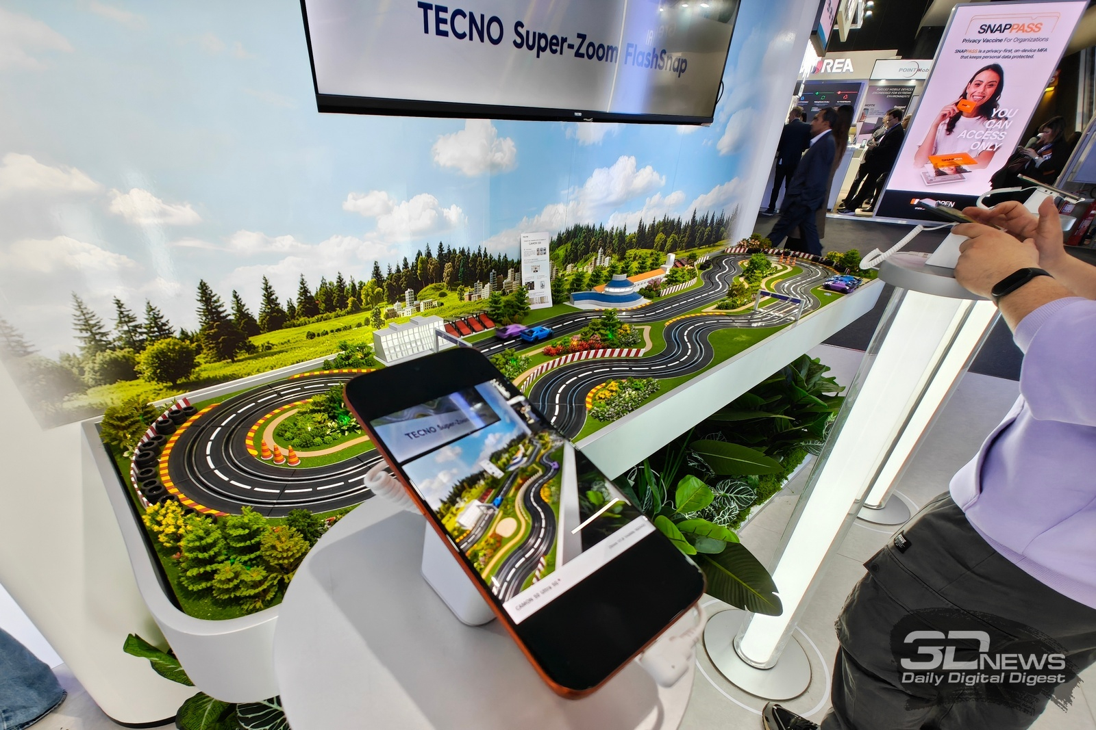 Репортаж со стенда TECNO на MWC 2026: флагманы CAMON 50, ИИ, смелые концепты и коллаборация с Tonino Lamborghini