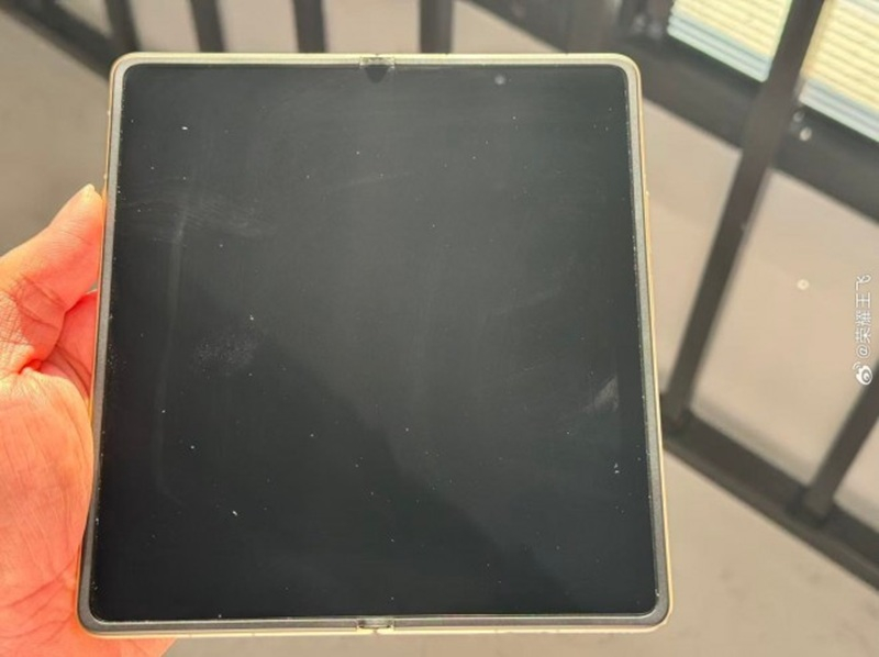 Oppo и Honor подготовили к выпуску складные смартфоны с дисплеями без складок — на этот раз, похоже, по-настоящему