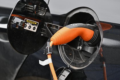 сейчас заряжается. сейчас заряжается. сколько зарядки батареи осталось. повербанк сам себя заряжает. Usb хвост мама короткий 3 а.