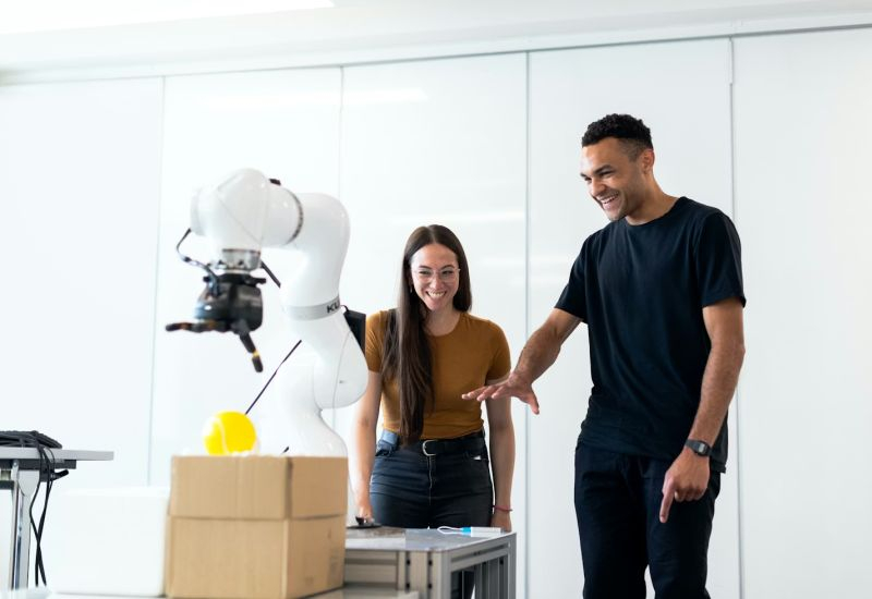 Половина компаний, заменивших людей ИИ-ботами, вернётся к найму персонала в следующем году