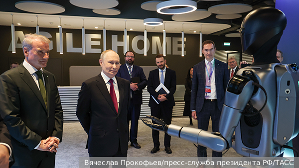 Путину показали российского антропоморфного робота